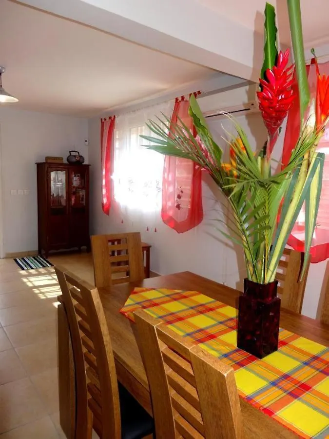 Appartement Charmant A Le Moule, Avec Piscine Partagee