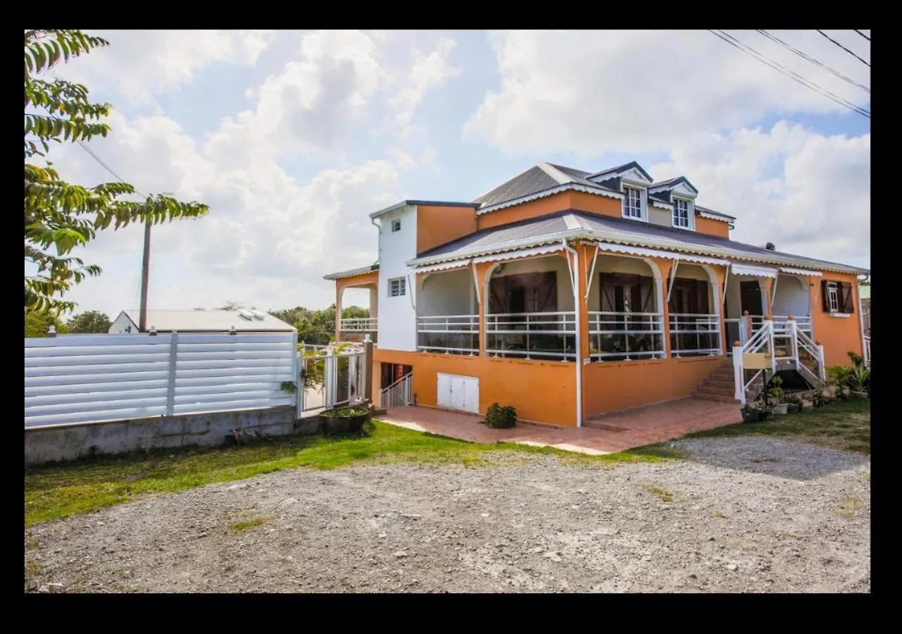 Appartement Charmant A Le Moule, Avec Piscine Partagee