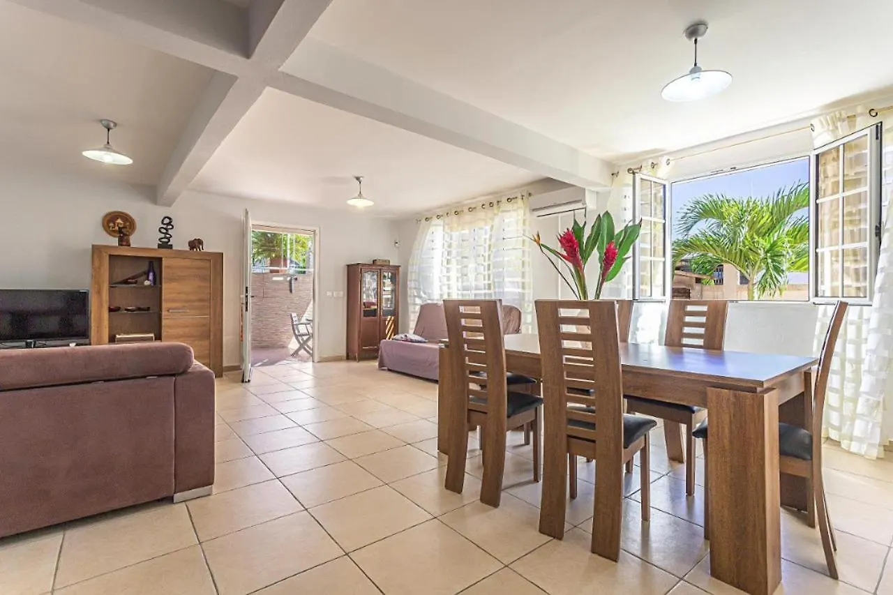 Appartement Charmant A Le Moule, Avec Piscine Partagee Apartamento